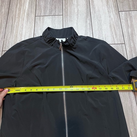Weekend by Chicos Jacket Women Size 2 Black Zip Ruched Collar Cuffs Lightweight - Picture 3 of 5